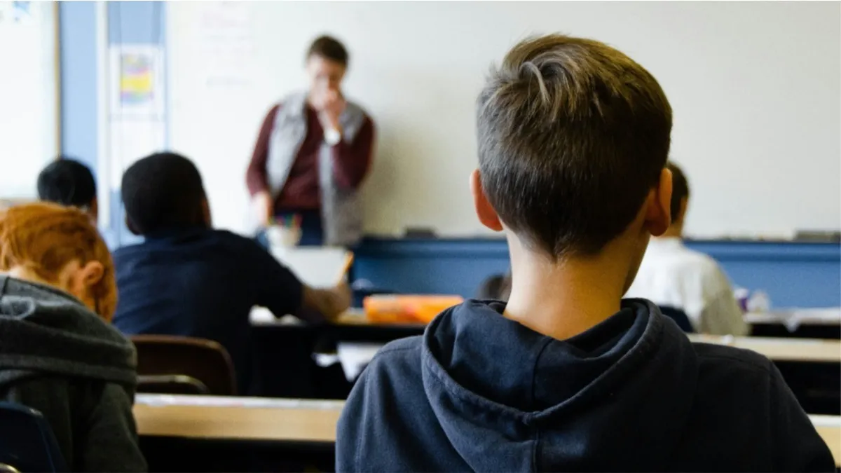 aluno em sala de aula, desempenho acadêmico