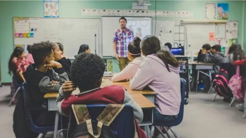 professor e alunos em sala de aula, personalização do ensino