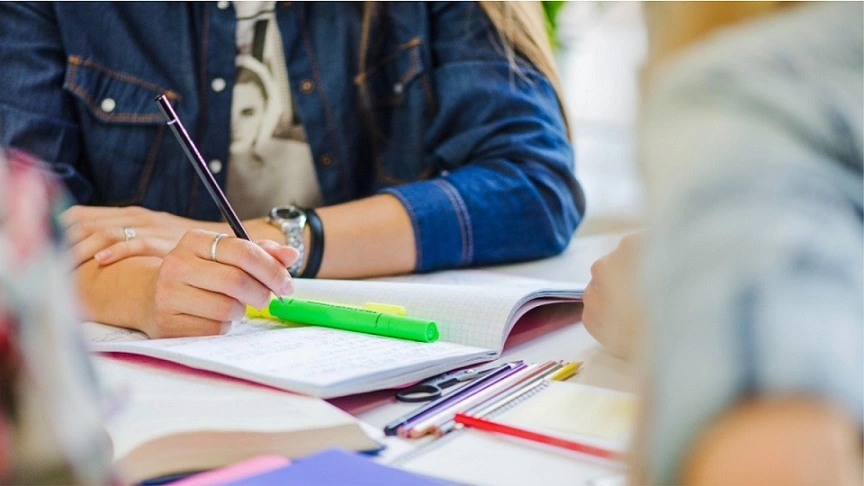 pessoas escrevendo em cadernos, ambiente escolar, problem based learning