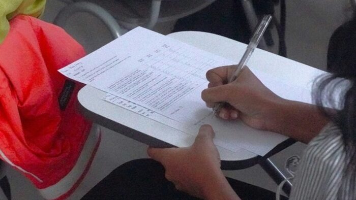 pessoa fazendo prova, teoria de resposta ao item