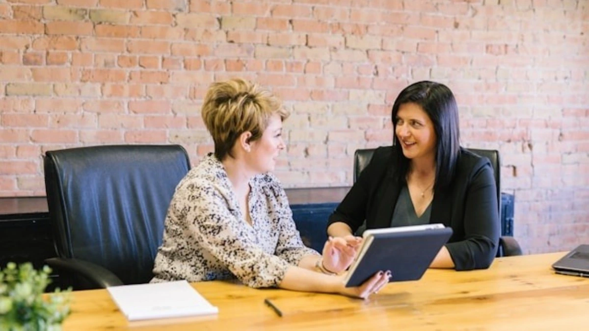 mulheres conversando em ambiente corporativo, cultura de feedback