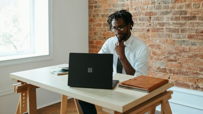 homem trabalhando em ambiente corporativo, e-learning
