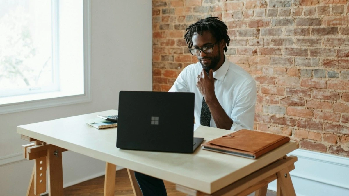 homem mexendo em um computador, e-learning