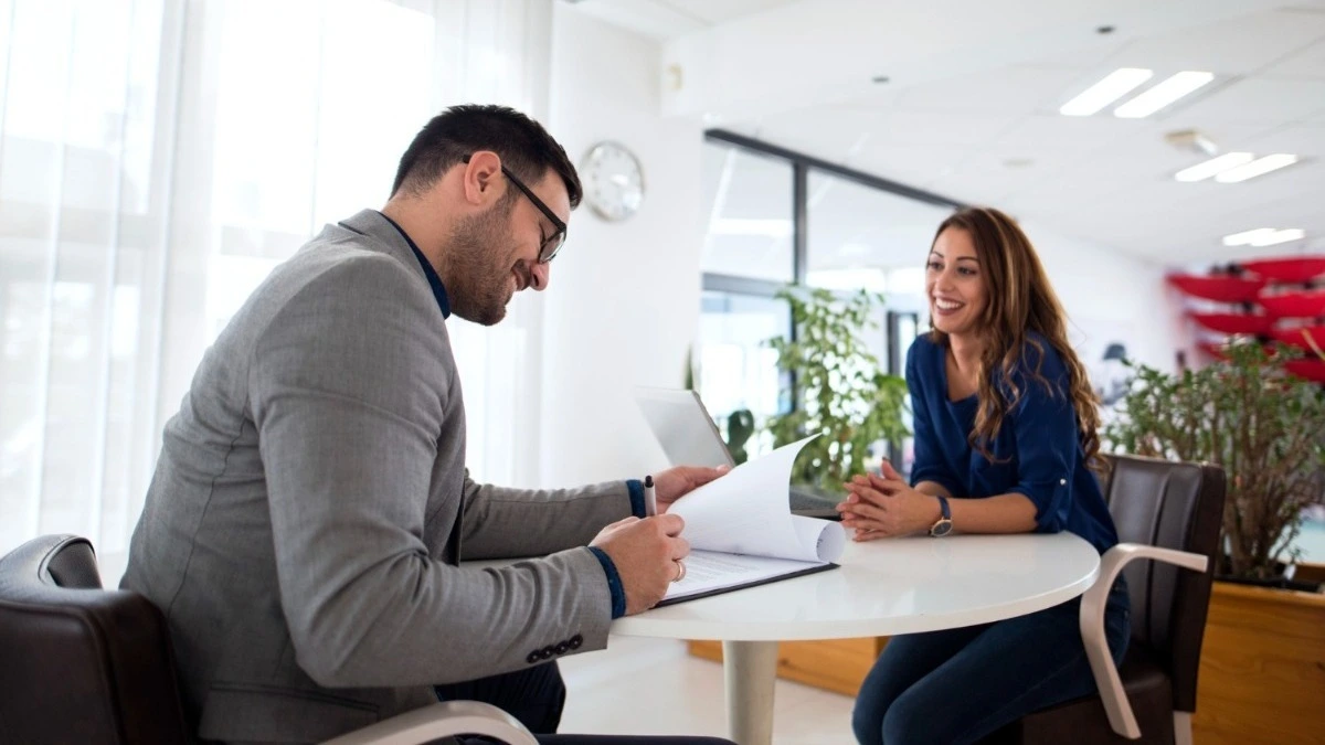 duas pessoas conversando em uma entrevista de emprego, fit cultural