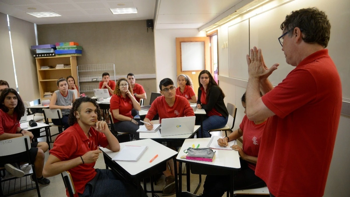 alunos em sala de aula com professor, novo ensino médio