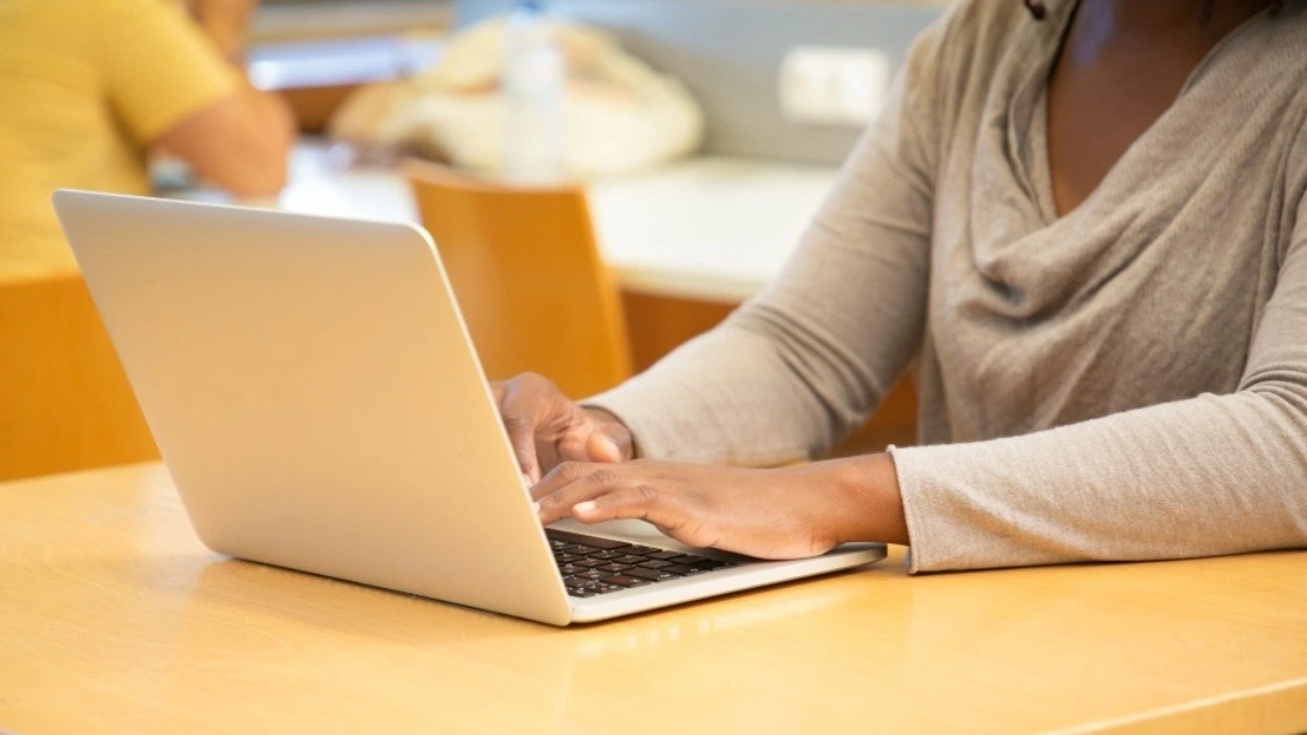 mulher mexendo em um notebook, prova online