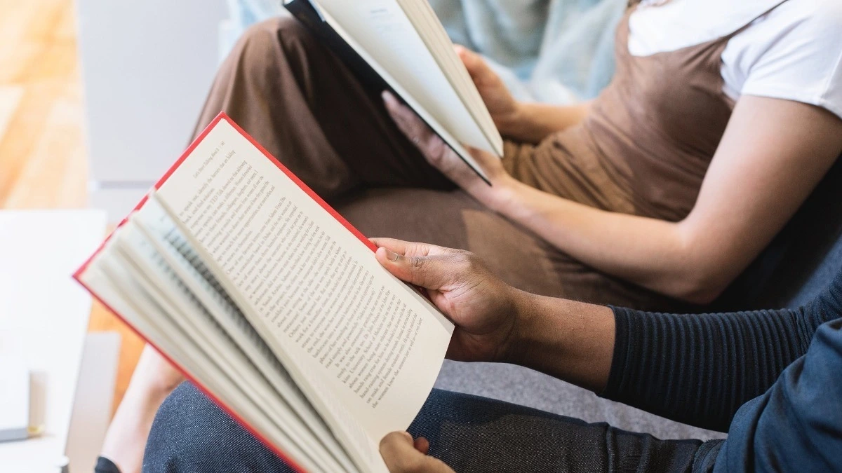 pessoas estudando e lendo livros, taxonomia de bloom