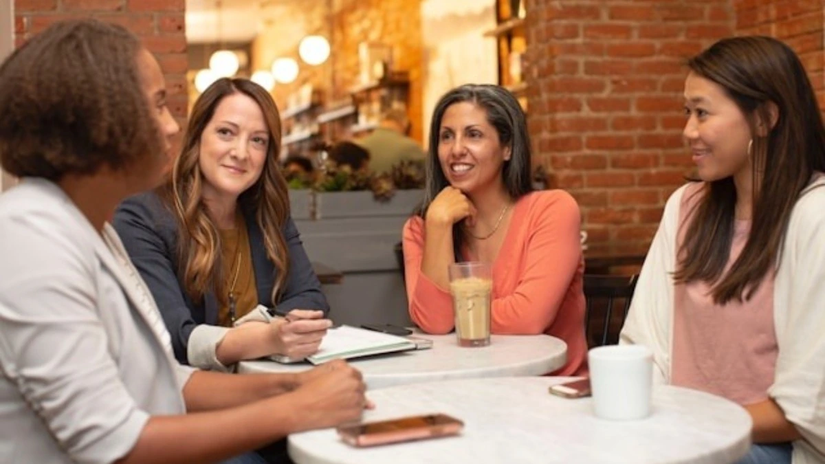 mulheres conversando em ambiente corporativo, upskilling e reskilling