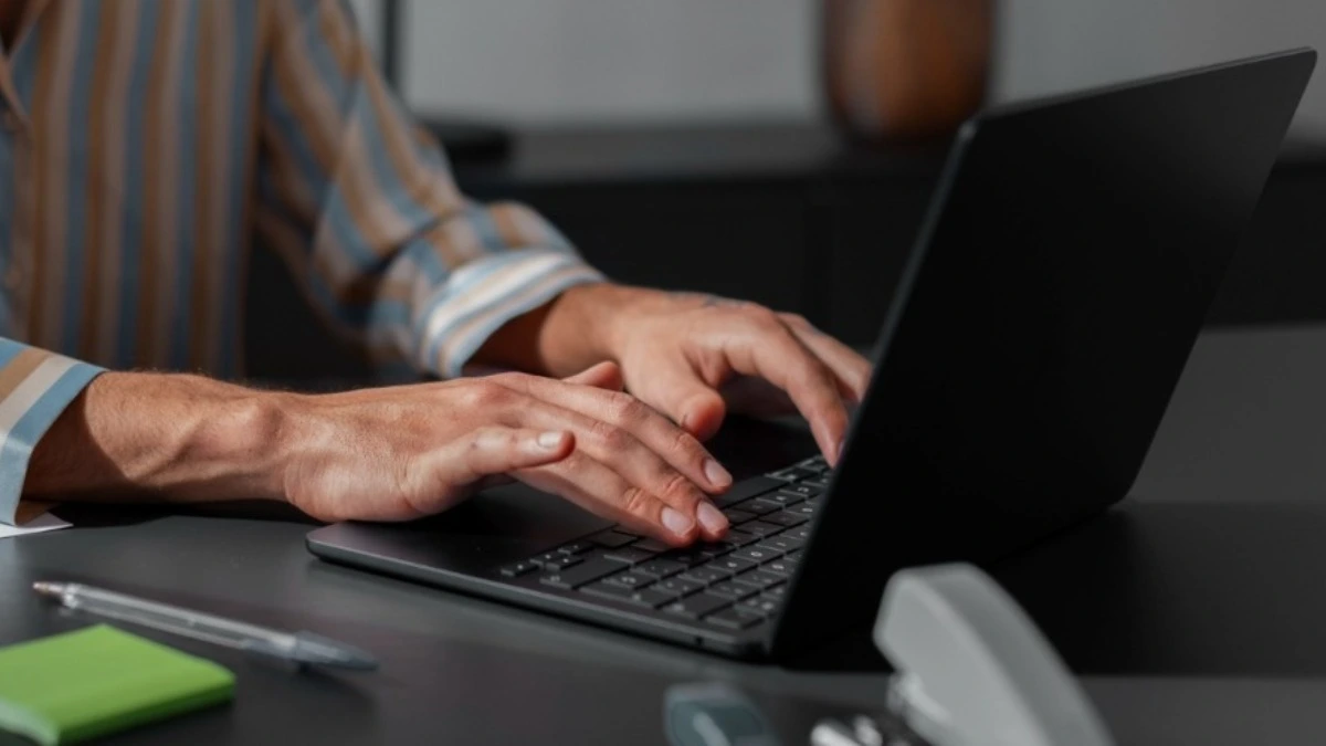 mulher mexendo no computador, demonstrando uma avaliação, case ens e fábrica de provas