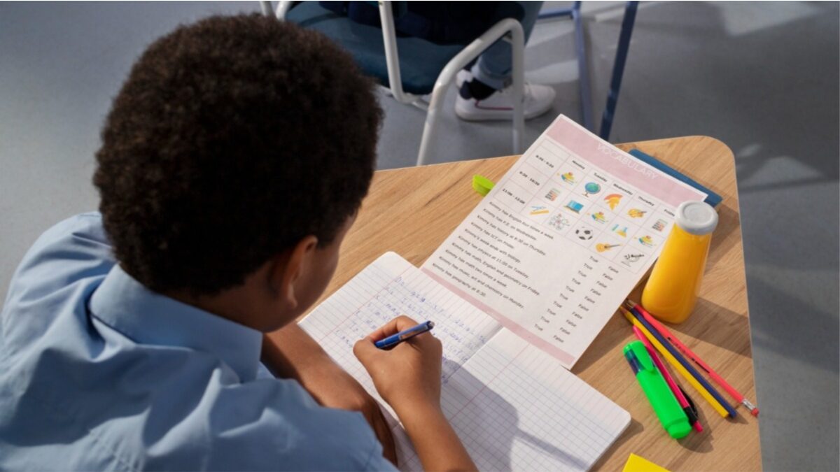 aluno fazendo atividade em sala de aula, avaliação diagnóstica