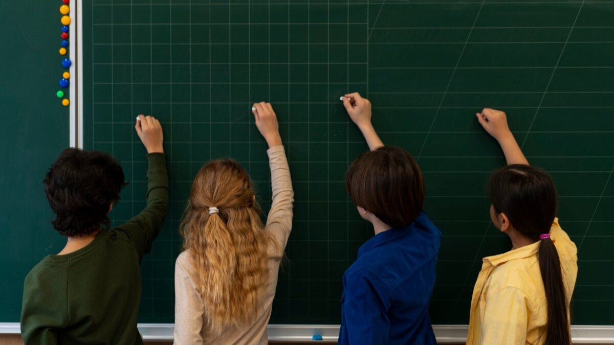 crianças escrevendo no quadro de giz em sala de aula, avaliação formativa