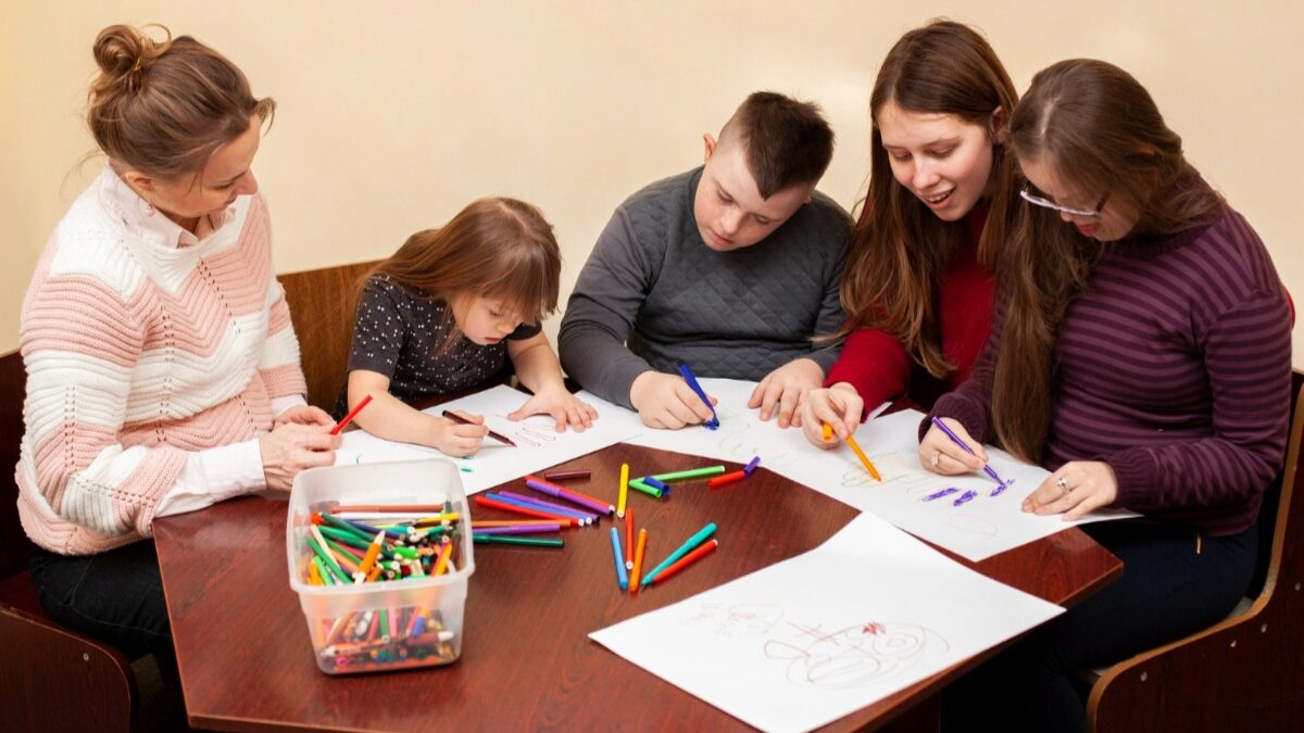 alunos fazendo atividades juntos, educação inclusiva