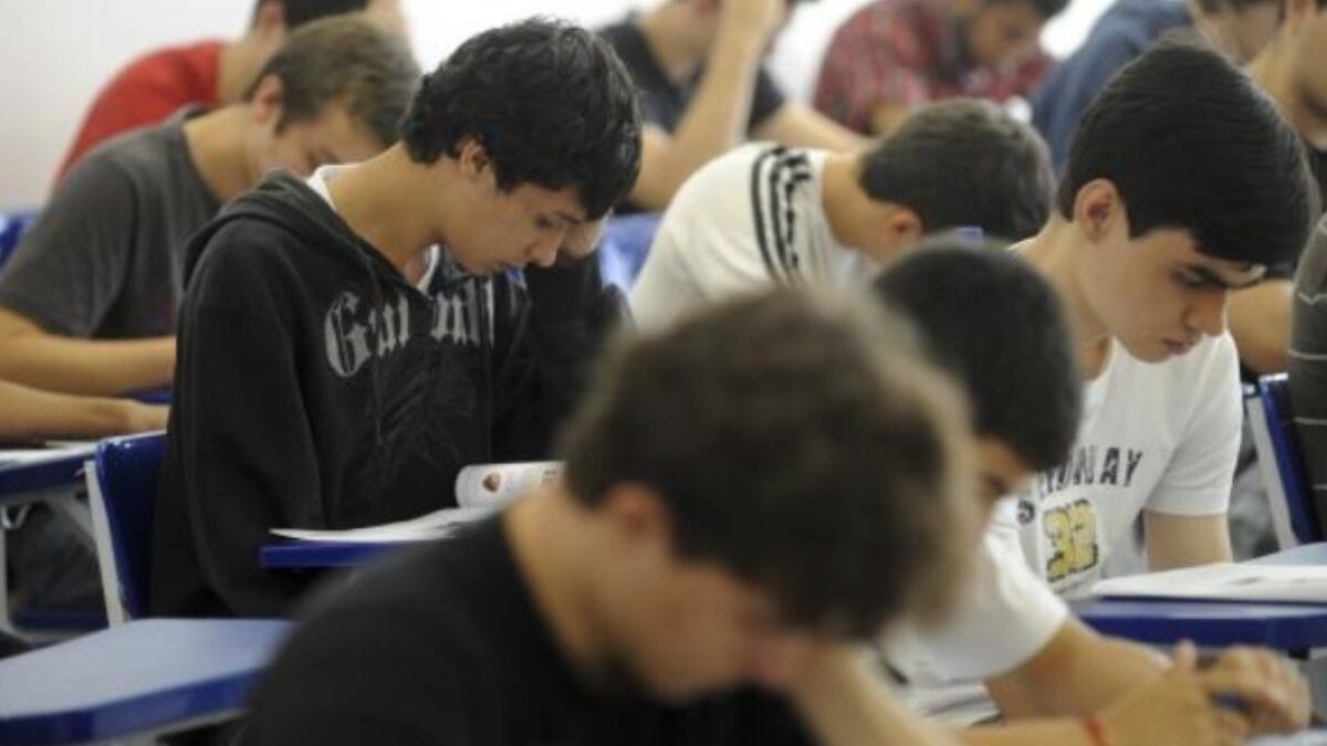 alunos fazendo prova em uma sala de aula, enade