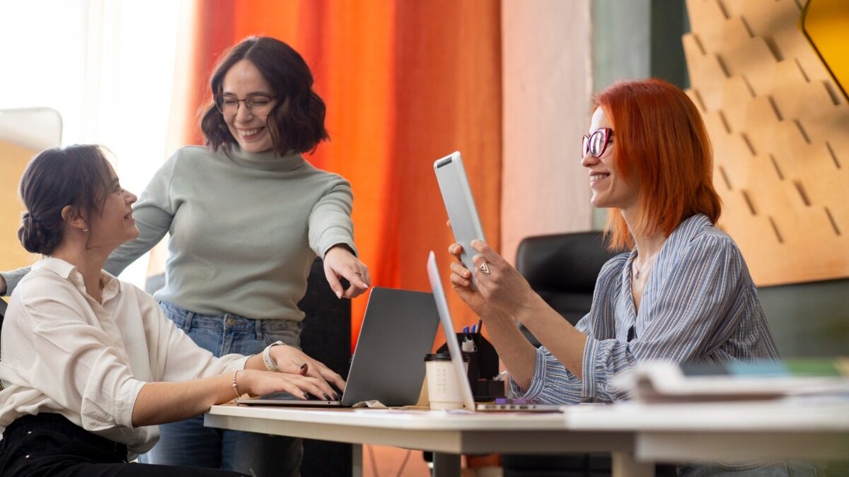 3 mulheres colegas de trabalho conversando em uma empresa, retenção de talentos