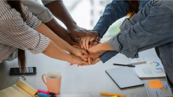 pessoas unidas em um ambiente corporativo, stakeholders