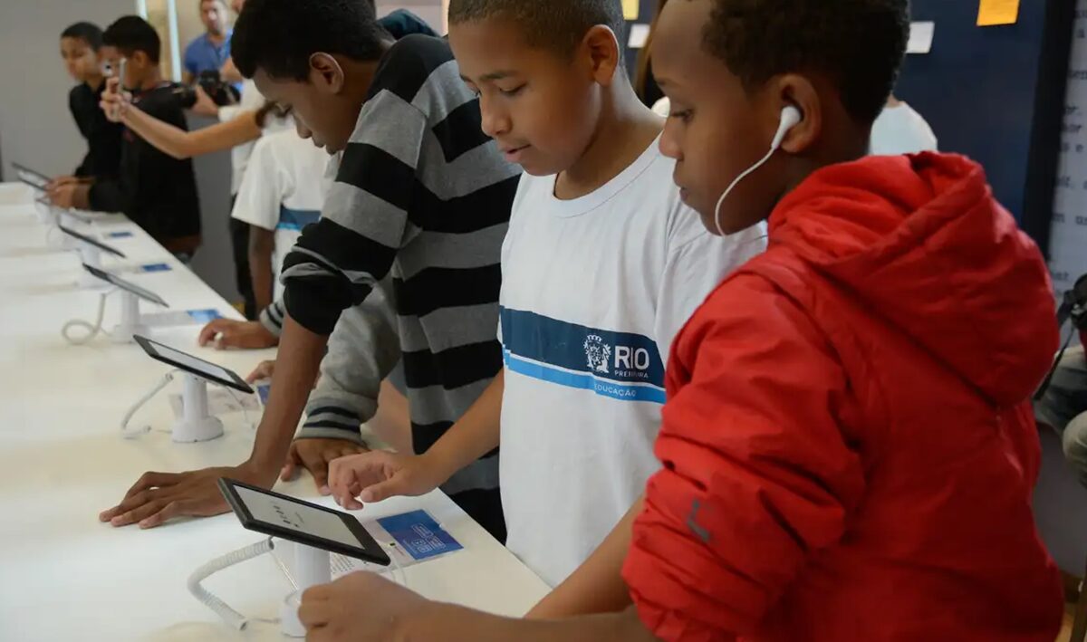 alunos usando celulares em atividade educativa, bem estar digital nas escolas