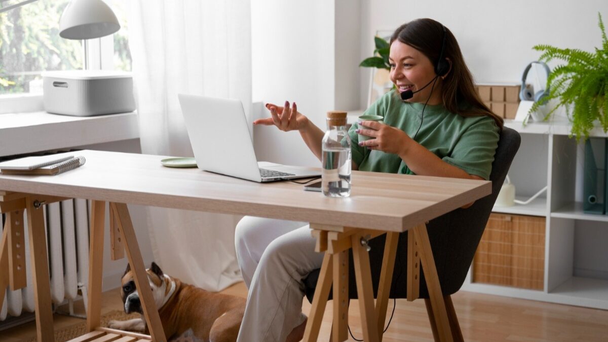 mulher trabalhando com laptop em casa em regime de trabalho remoto, escala 4x3