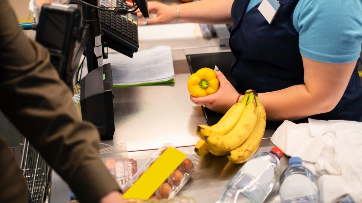 pessoa trabalhando em supermercado, escala 6x1