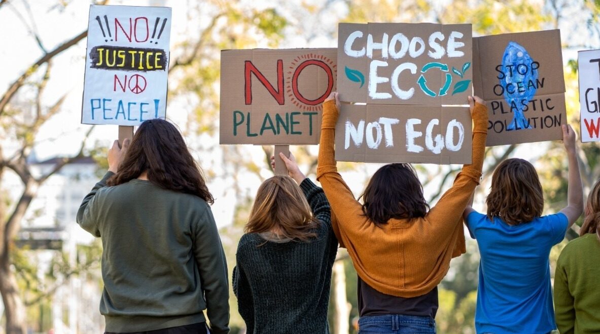 pessoas protestando contra mudanças climáticas, greenwashing