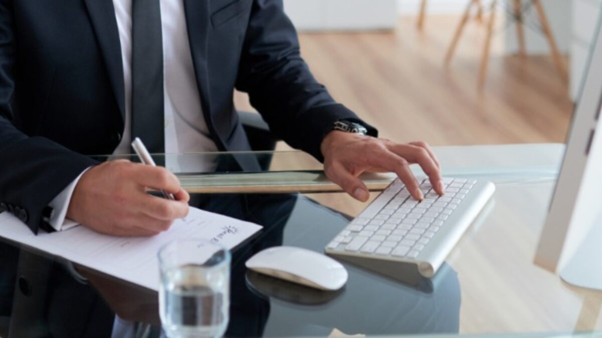 homem de terno mexendo em computador, headhunter