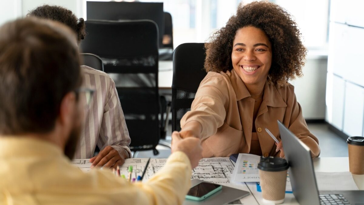 pessoas trabalhando em equipe, job rotation