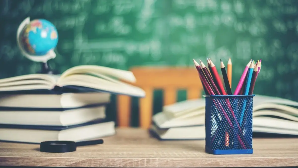 livros e lápis de cor em ambiente de sala de aula, ppp projeto político pedagógico