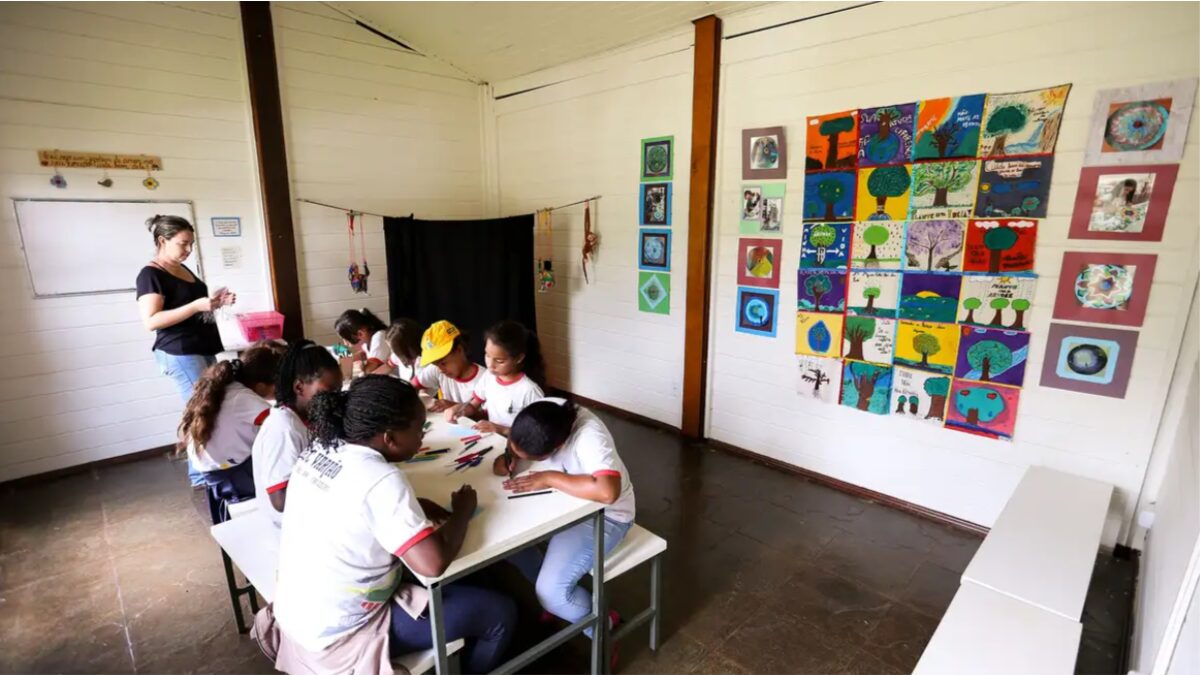 alunos em sala de aula, saeb