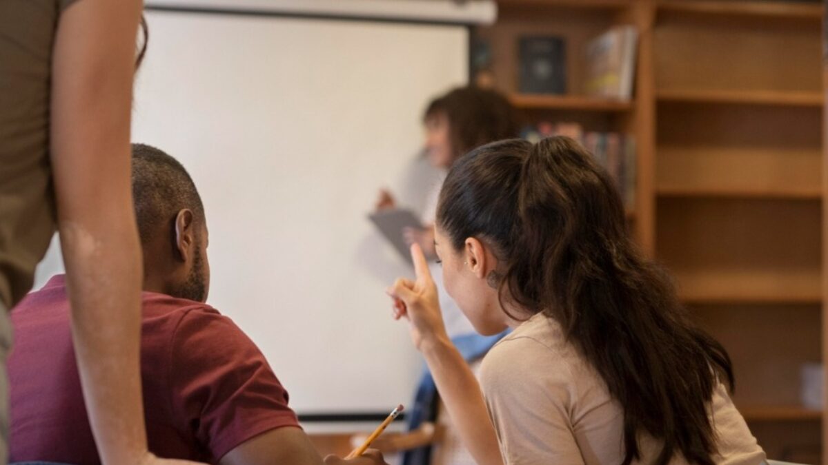 alunos durante debate em ambiente escolar, sala de aula invertida