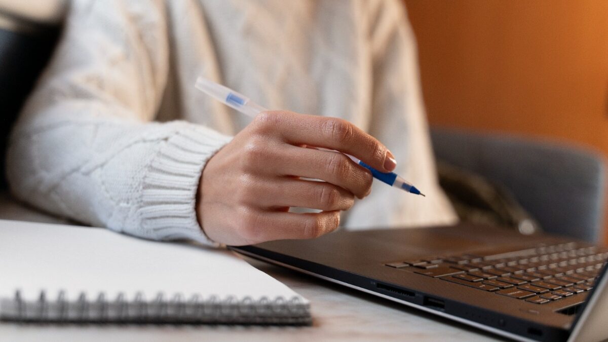 pessoa fazendo prova pelo computador, concurso online