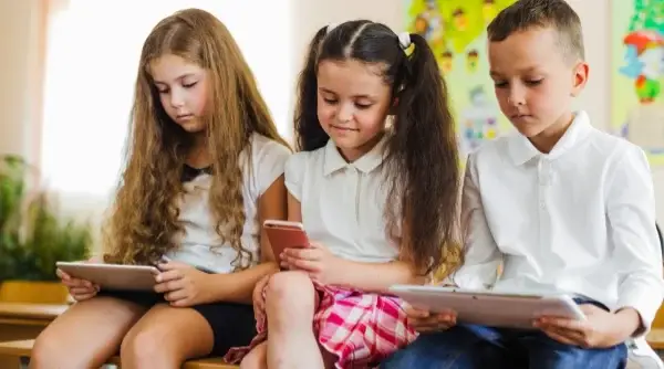 crianças utilizando tecnologia em sala de aula