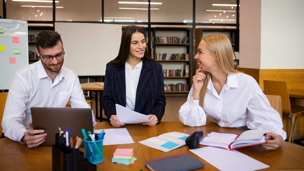 pessoas conversando em ambiente de empresa, universidade corporativa