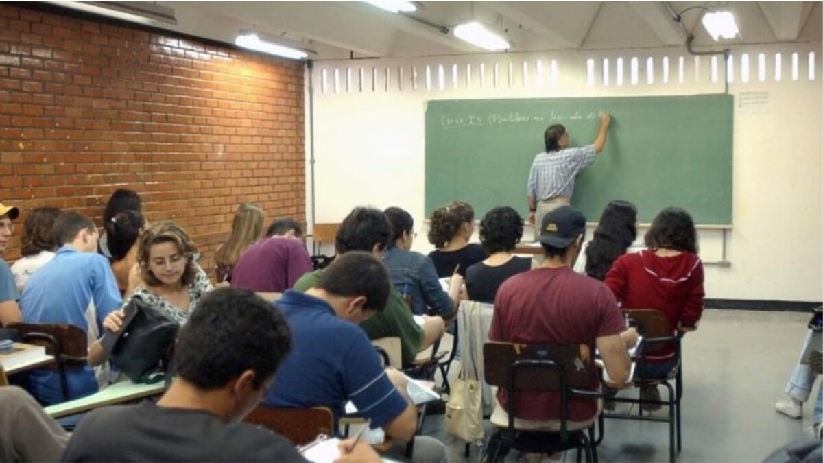 sala de aula com adultos, eja