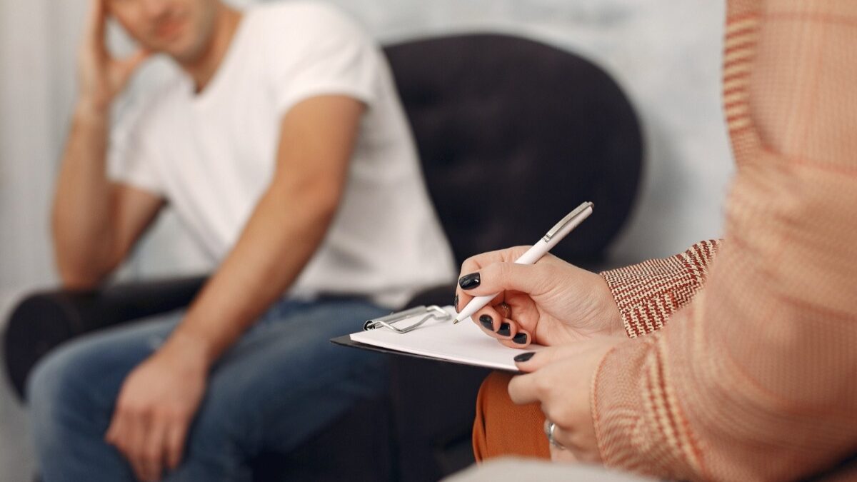 duas pessoas em uma sala corporativa, teste psicotécnico