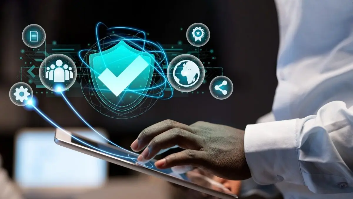 pessoa mexendo em computador com ícones de segurança, cibersegurança educacional