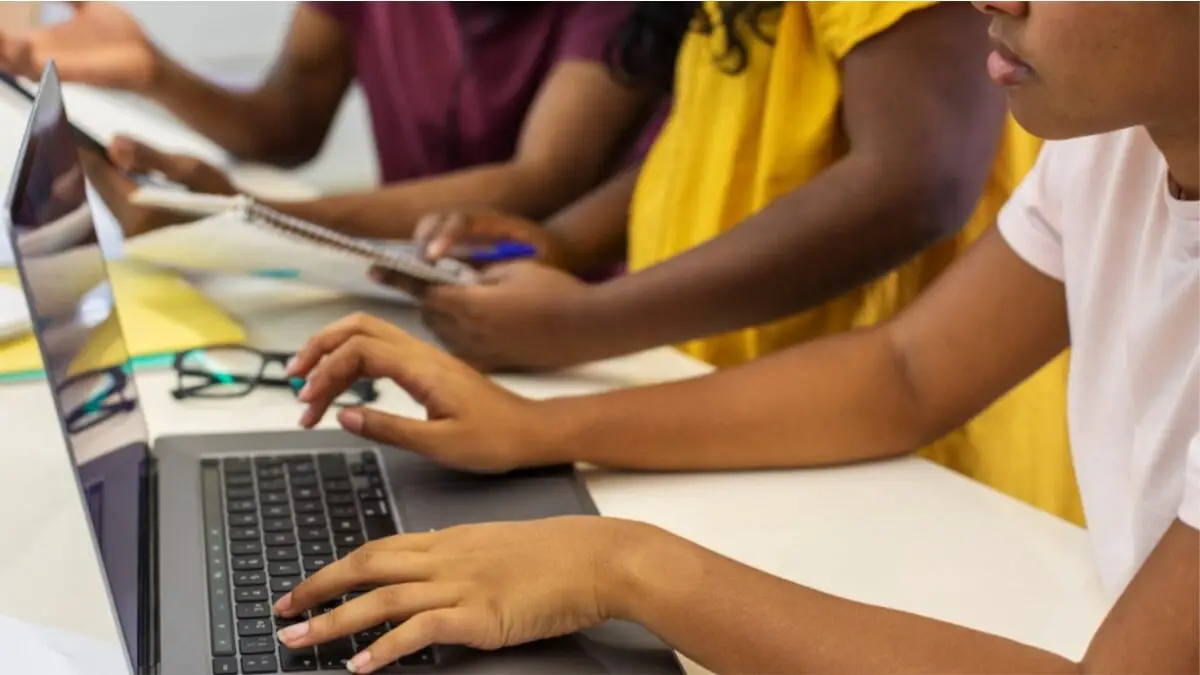 estudantes mexendo no computador, digitalização do ensino