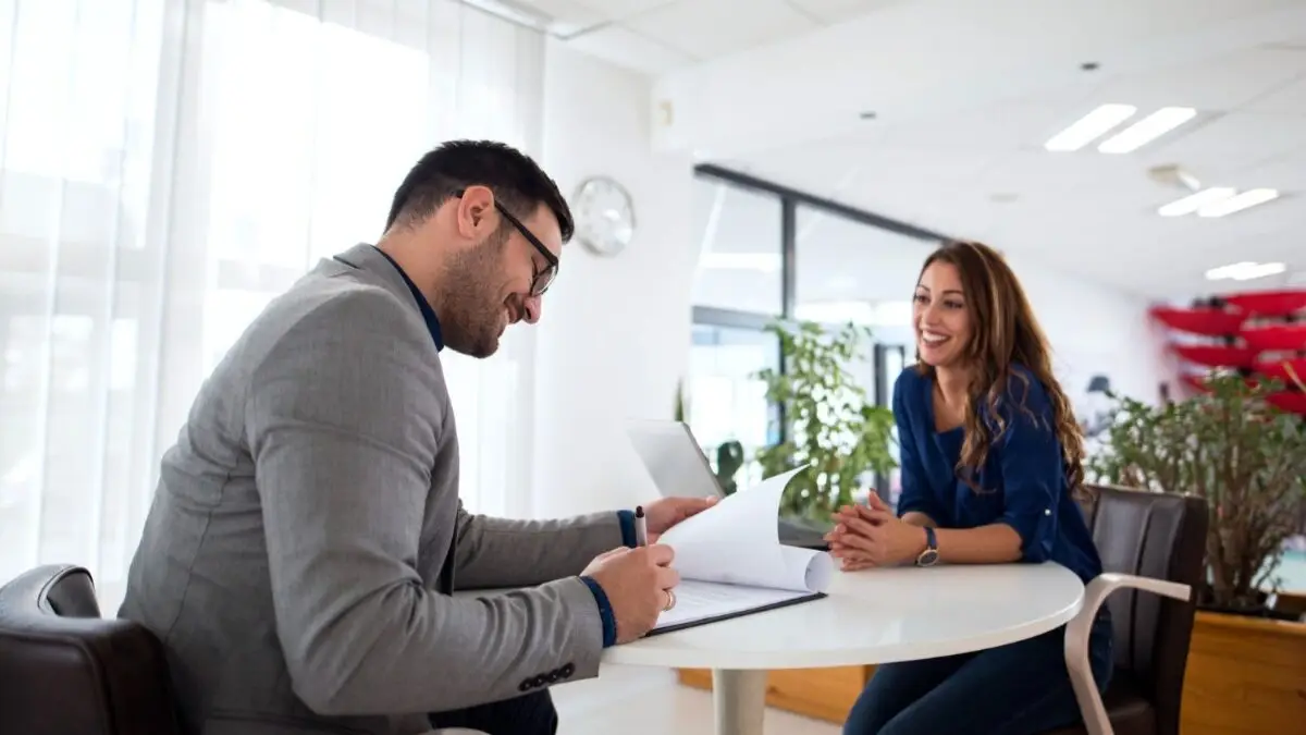 duas pessoas conversando em entrevista de emprego, recrutamento humanizado