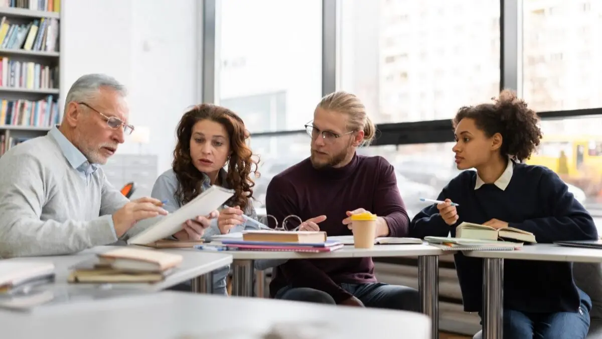pessoas conversando em um ambiente escolar, reunião de pais