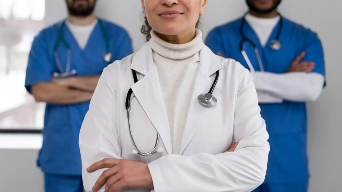 equipe de 3 médicos com estetoscópio, oab da medicina