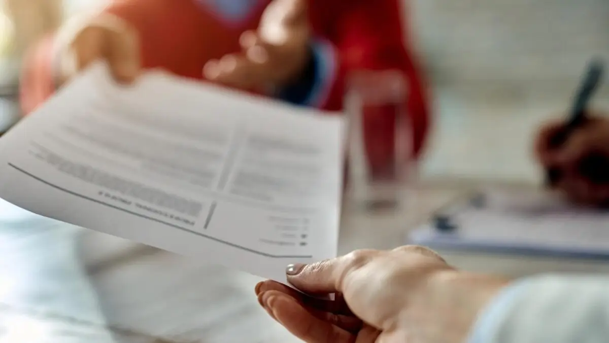 pessoa analisando um currículo sem foto, recrutamento às cegas