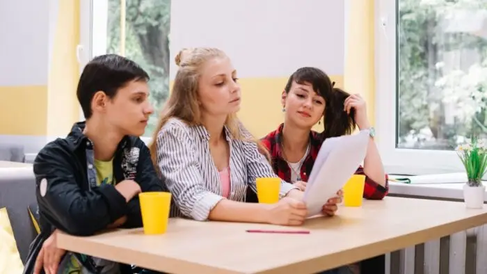 alunos em sala de aula, avaliação somativa
