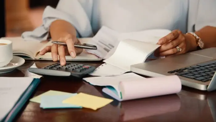 pessoa com calculadora em ambiente corporativo, clt pj