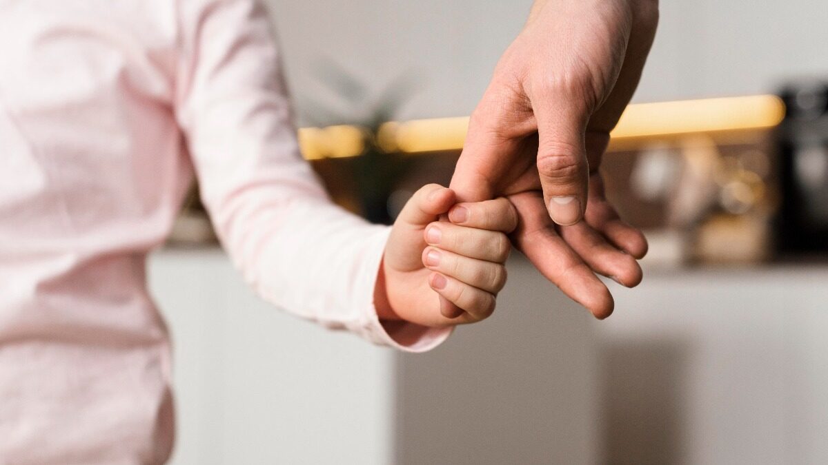 pai de mãos dadas com a filha, licença paternidade