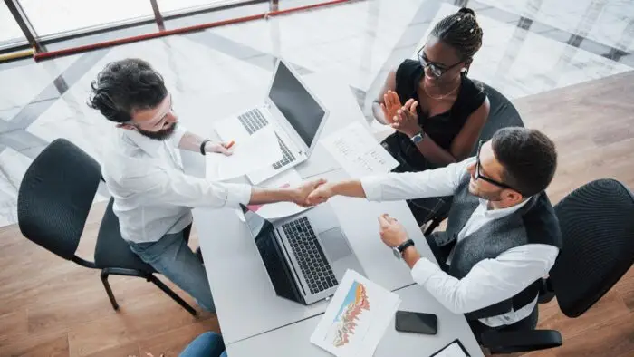 pessoas sorridentes em um ambiente corporativo, programa empresa cidadã
