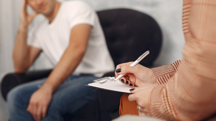 duas pessoas em uma sala corporativa, teste psicotécnico