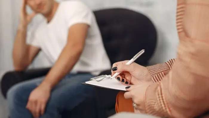 duas pessoas em uma sala corporativa, teste psicotécnico