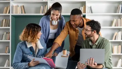 Jovens professores estudando de notebook e laptop durante a sessão de estudo, como reter talentos disc