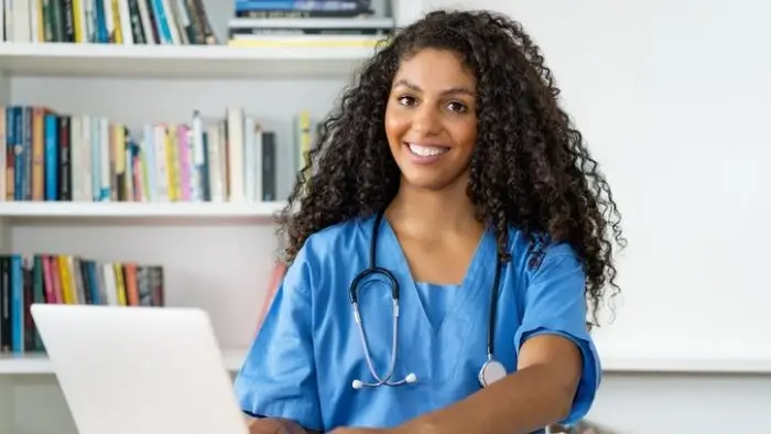 médica com computador, enamed