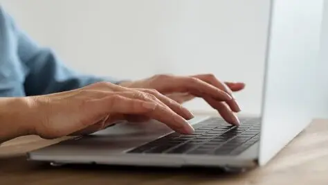 pessoa mexendo no computador, aplicação de concurso online