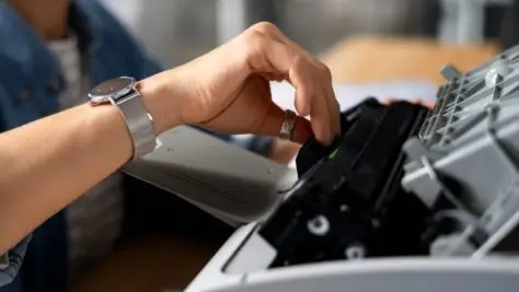 pessoa manuseando um scanner, correção automática em provas de concurso