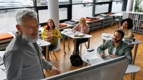 professores em uma biblioteca, onboarding escolar